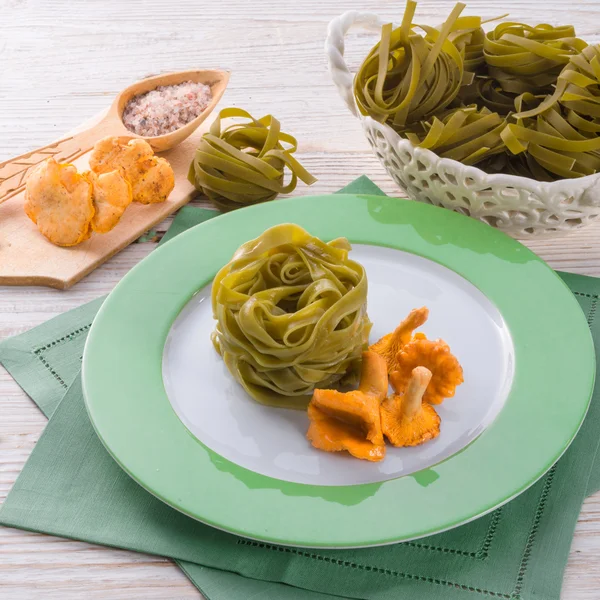 Tagliatelle Spinaci con finferli — Foto Stock