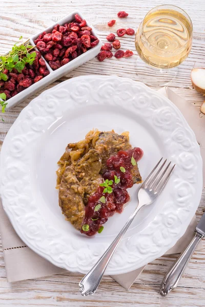 Leber mit Preiselbeeren — Stockfoto