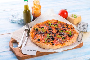 Zeytin hamsi pizza