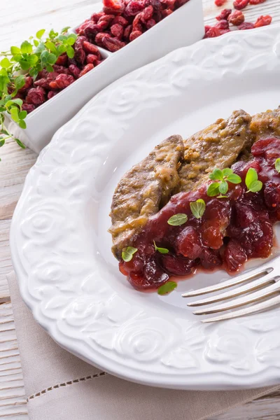 Leber mit Preiselbeeren — Stockfoto