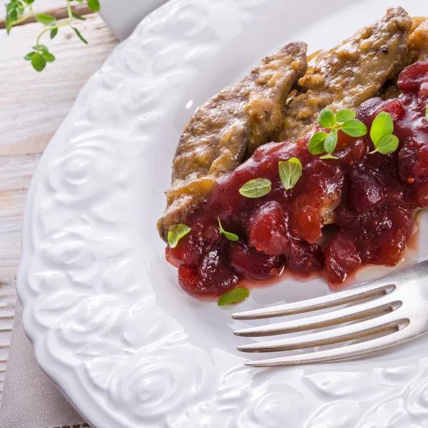 Leber mit Preiselbeeren — Stockfoto