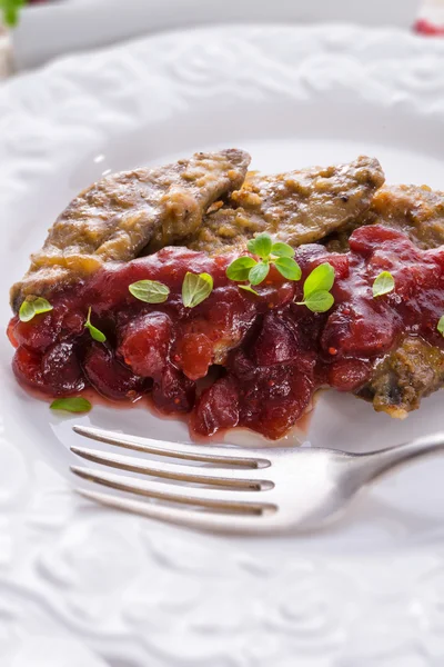 Leber mit Preiselbeeren — Stockfoto