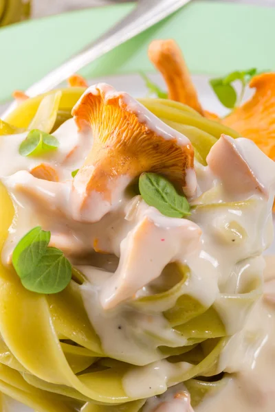 Tagliatelle Spinach with chanterelles — Stock Photo, Image