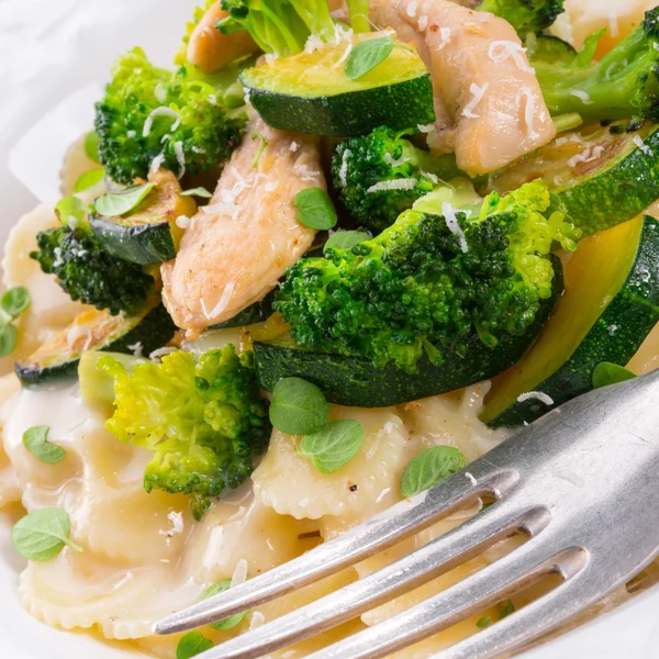 Pasta Farfalle con calabacín —  Fotos de Stock