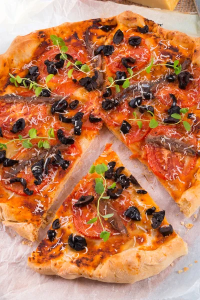 Olivové sardele pizza — Stock fotografie