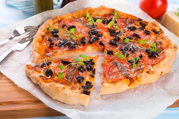 Olivové sardele pizza — Stock fotografie