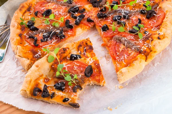 Pizza de anchova de azeitona — Fotografia de Stock