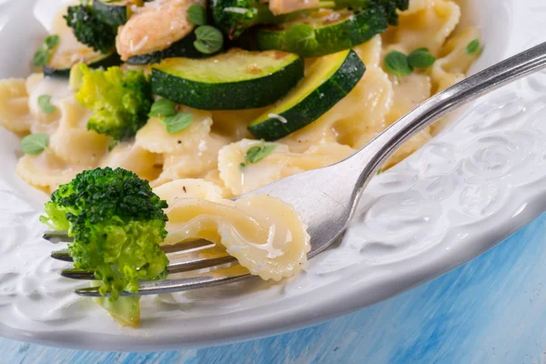 Farfalle pasta med zucchini — Stockfoto