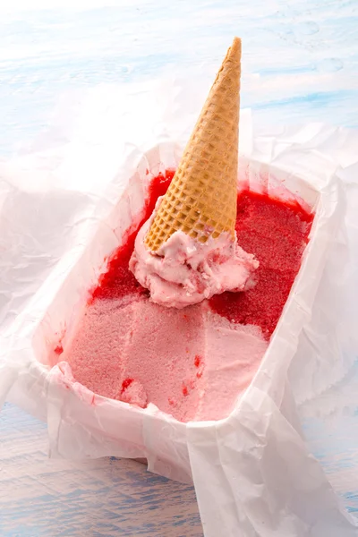 Strawberry ijs crème — Stockfoto