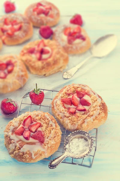 Mandlové koláčky s vanilkou a jahody — Stock fotografie