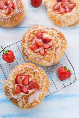 vanilya ve çilek ile bademli kek