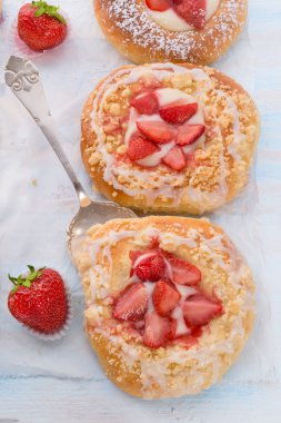 vanilya ve çilek ile bademli kek