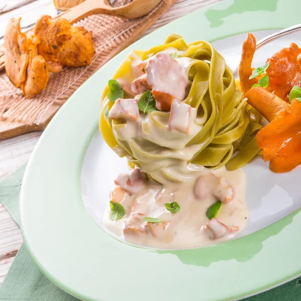 Tagliatelle spenat med kantareller — Stockfoto