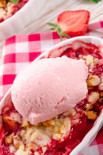 Fragola crumble whit gelato — Foto Stock