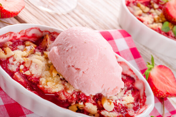 Strawberry crumble whit ice cream