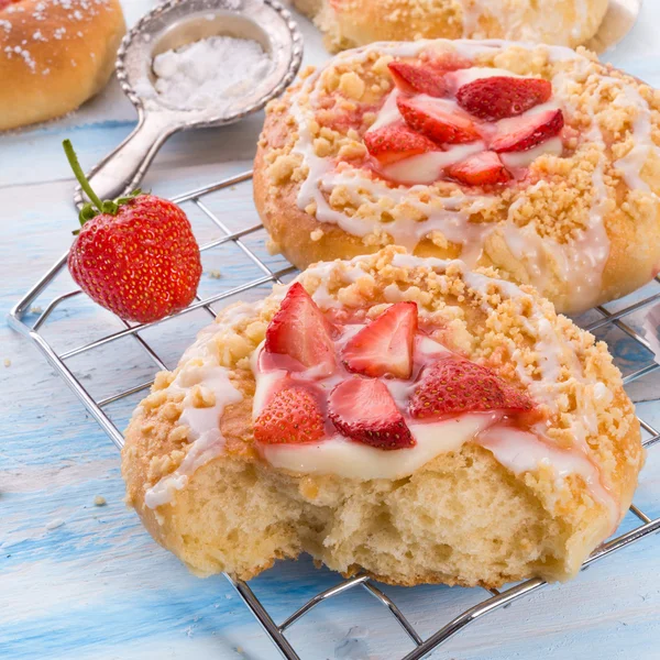 Pasteles de almendras con vainilla y fresas — Foto de Stock