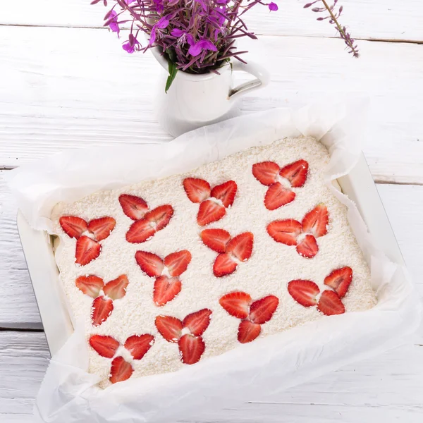 Coconut strawberry cheesecake — Stock Photo, Image
