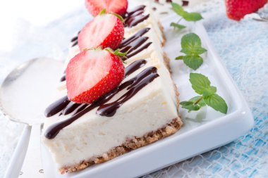 Çilekli çikolatalı cheesecake