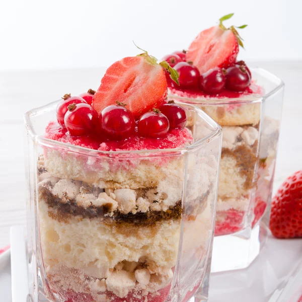 Strawberry - currant crumble Dessertt — Stock Photo, Image