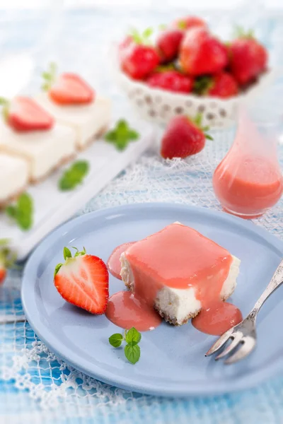 Ostekake med jordbærsaus – stockfoto