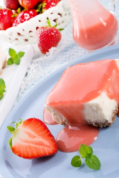 Gâteau au fromage avec sauce aux fraises — Photo