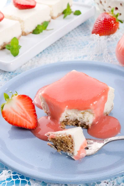 Cheese cake with strawberry sauce — Stock Photo, Image