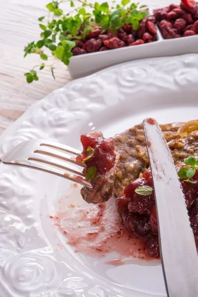 Leber mit Preiselbeeren — Stockfoto