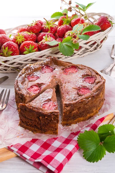 Chocolade cheesecake met aardbeien — Stockfoto