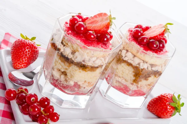 Erdbeere - Johannisbeere zerbröseln Dessert — Stockfoto