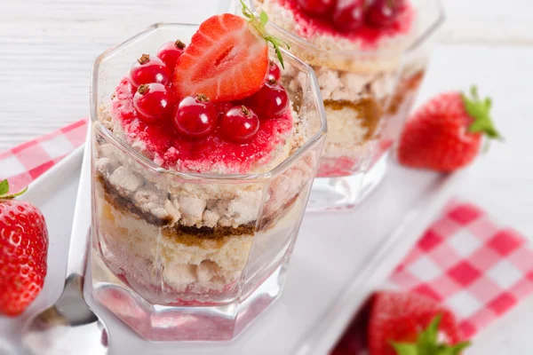 Erdbeere - Johannisbeere zerbröseln Dessert — Stockfoto