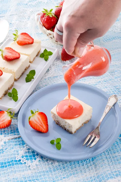 Κέικ τυριού με σάλτσα φράουλας — Φωτογραφία Αρχείου