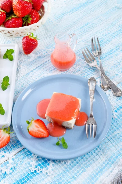 स्ट्रॉबेरी सॉस के साथ पनीर केक — स्टॉक फ़ोटो, इमेज