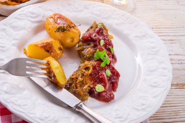 fırında patates ile kavrulmuş karaciğer 