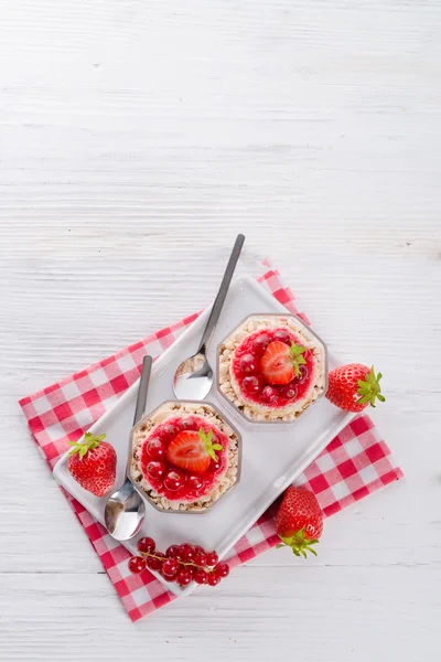 Erdbeere - Johannisbeere zerbröseln Dessert — Stockfoto