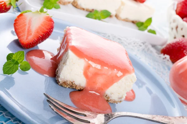 Cheese cake with strawberry sauce — Stock Photo, Image