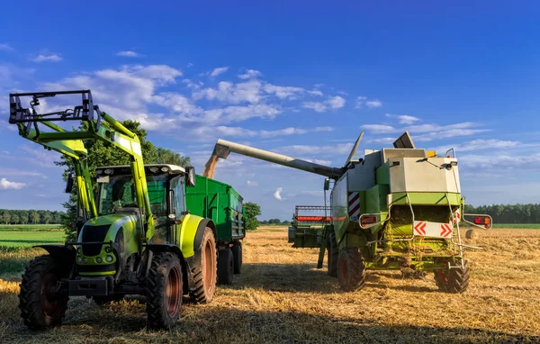 Tractoren en oogsten — Stockfoto