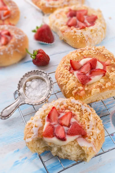 Pasteles de almendras con vainilla y fresas — Foto de Stock