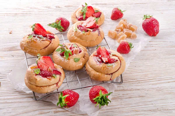 Amandel gebak met vanille en aardbeien — Stockfoto