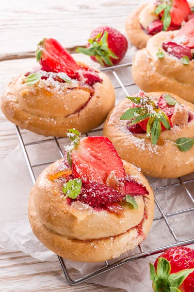 Gâteaux aux amandes avec vanille et fraises — Photo