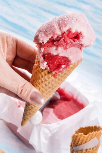 Gelato alla fragola fatto in casa — Foto Stock