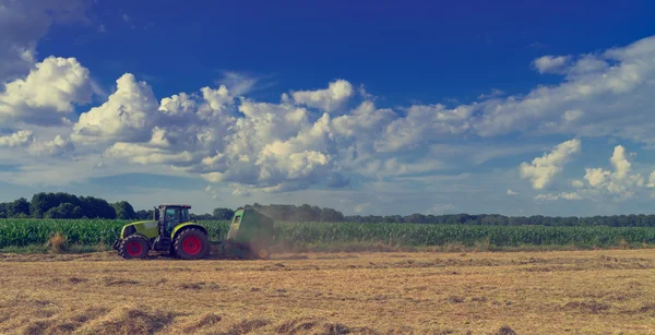 수확 하는 트랙터 — 스톡 사진