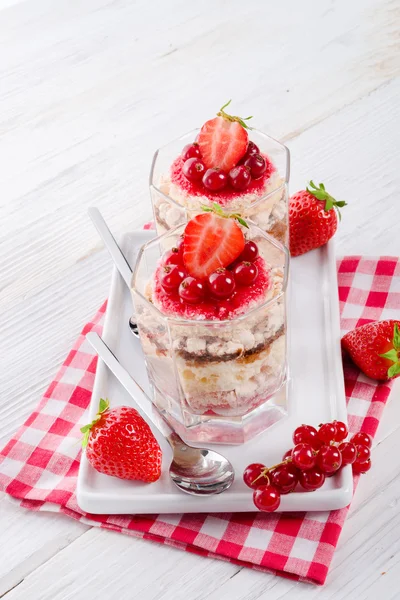 Strawberry - currant crumble Dessert — Stock Photo, Image