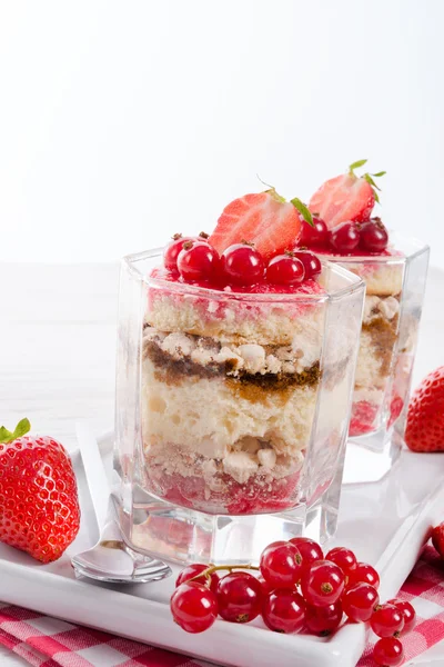 Erdbeere - Johannisbeere zerbröseln Dessert — Stockfoto