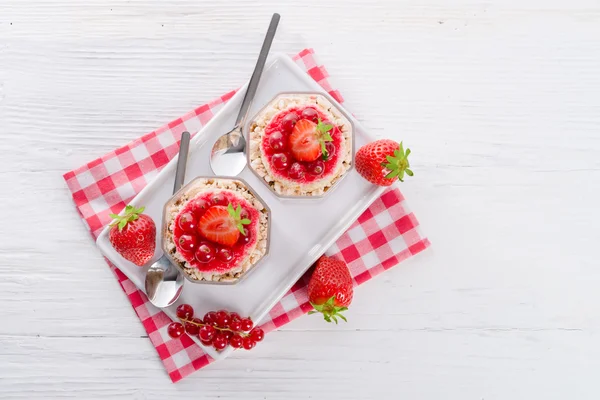 草莓醋栗崩溃甜点 — 图库照片