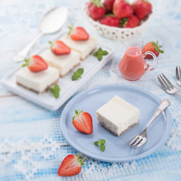 Cheese cake with strawberry sauce — Stock Photo, Image