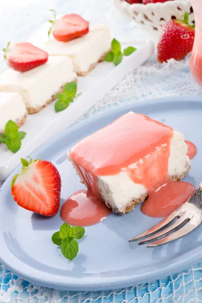 Cheesecake met aardbeien saus — Stockfoto