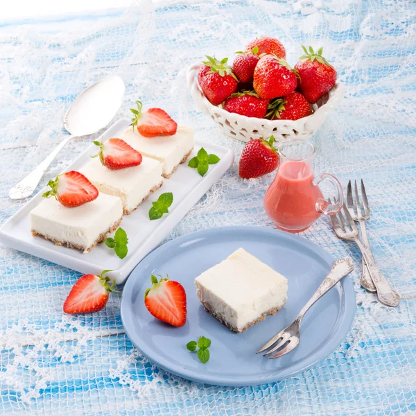 Tarta de queso con salsa de fresa —  Fotos de Stock