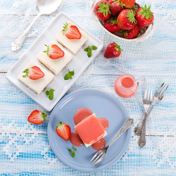 Cheese cake with strawberry sauce — Stock Photo, Image