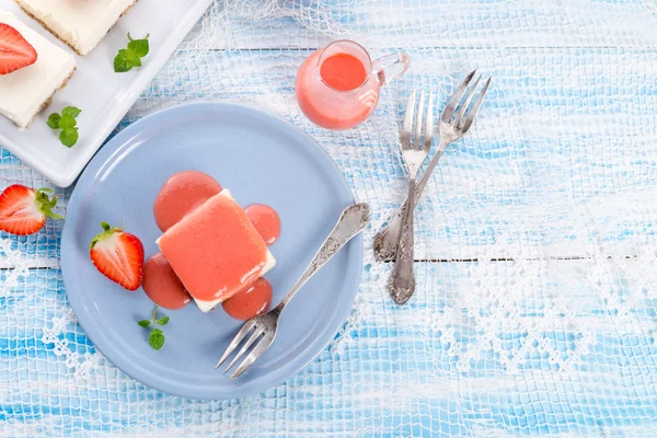 Tarta de queso con salsa de fresa —  Fotos de Stock