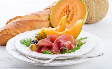 jambon kavun ve zeytin ile